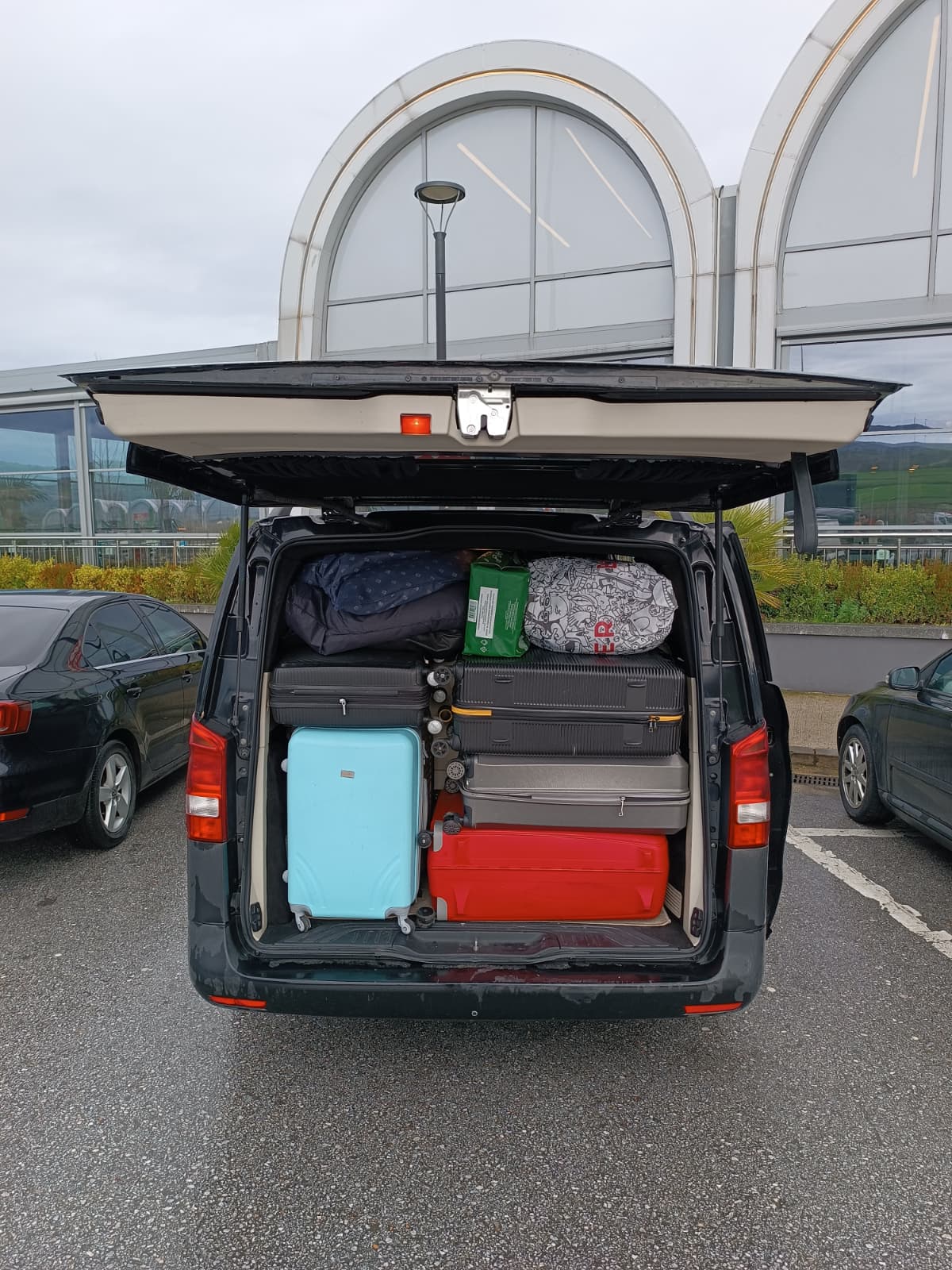 İzmir Havalimanı Manisa VIP transfer için valizlerle dolu geniş bagaj kapasitesi